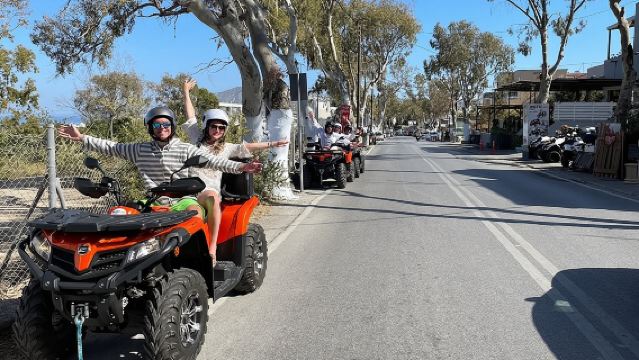 Tour in quad di Santorini: Oia, punti panoramici e spiagge vulcaniche