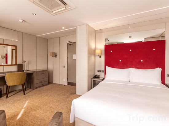 DoubleTree by Hilton London West End Room Type - Superior Family Queen Room