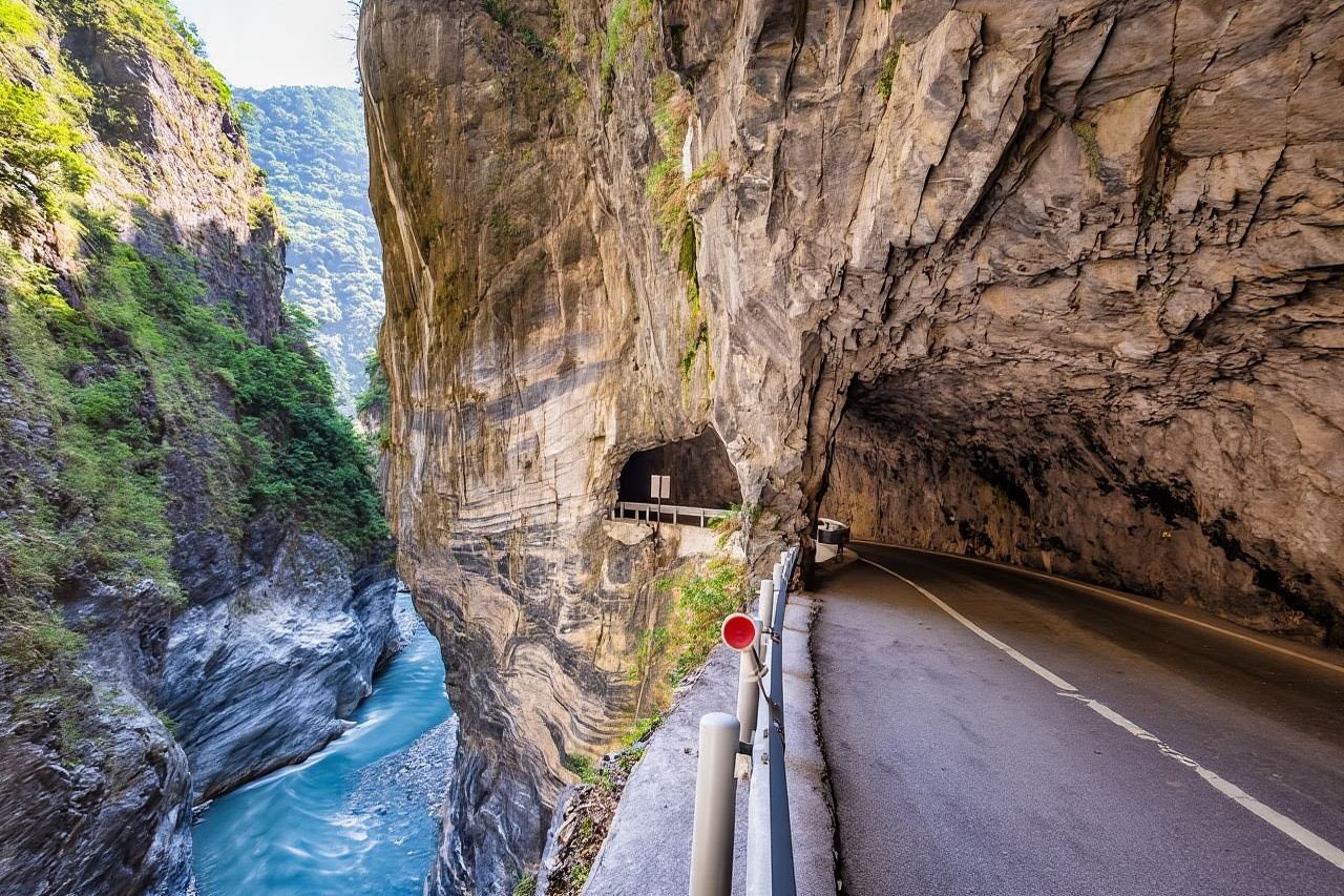 Hualien Taroko National Park + Qixingtan Scenic Area + Ch'ing-shui Cliff 1-day tour