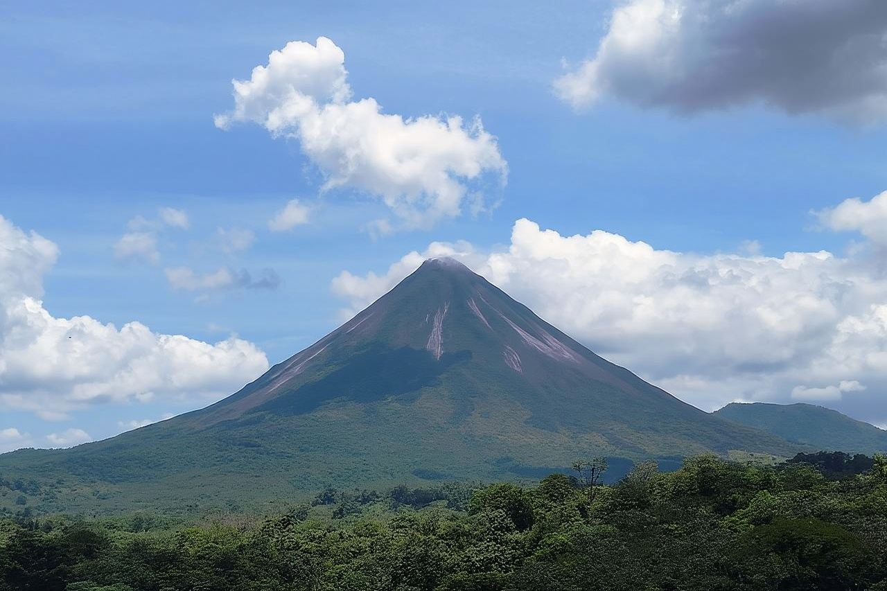 アレナル火山、ラ・フォルトゥナの滝、温泉コンボツアー（ランチ＆ディナー付き）