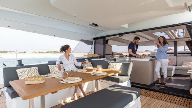 ไมโคนอส: ทริปเรือคาตามารันสุดพิเศษพร้อมอาหาร เครื่องดื่ม และบริการการเดินทาง