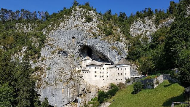 Ljubljana: Postojna-Höhle & Höhlenburg Predjama in einer kleinen Gruppenreise