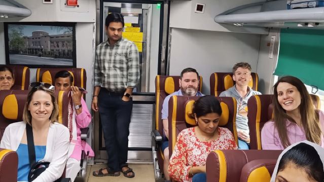 Delhi to Agra and Taj Mahal Private Day Trip by Express Train with Lunch