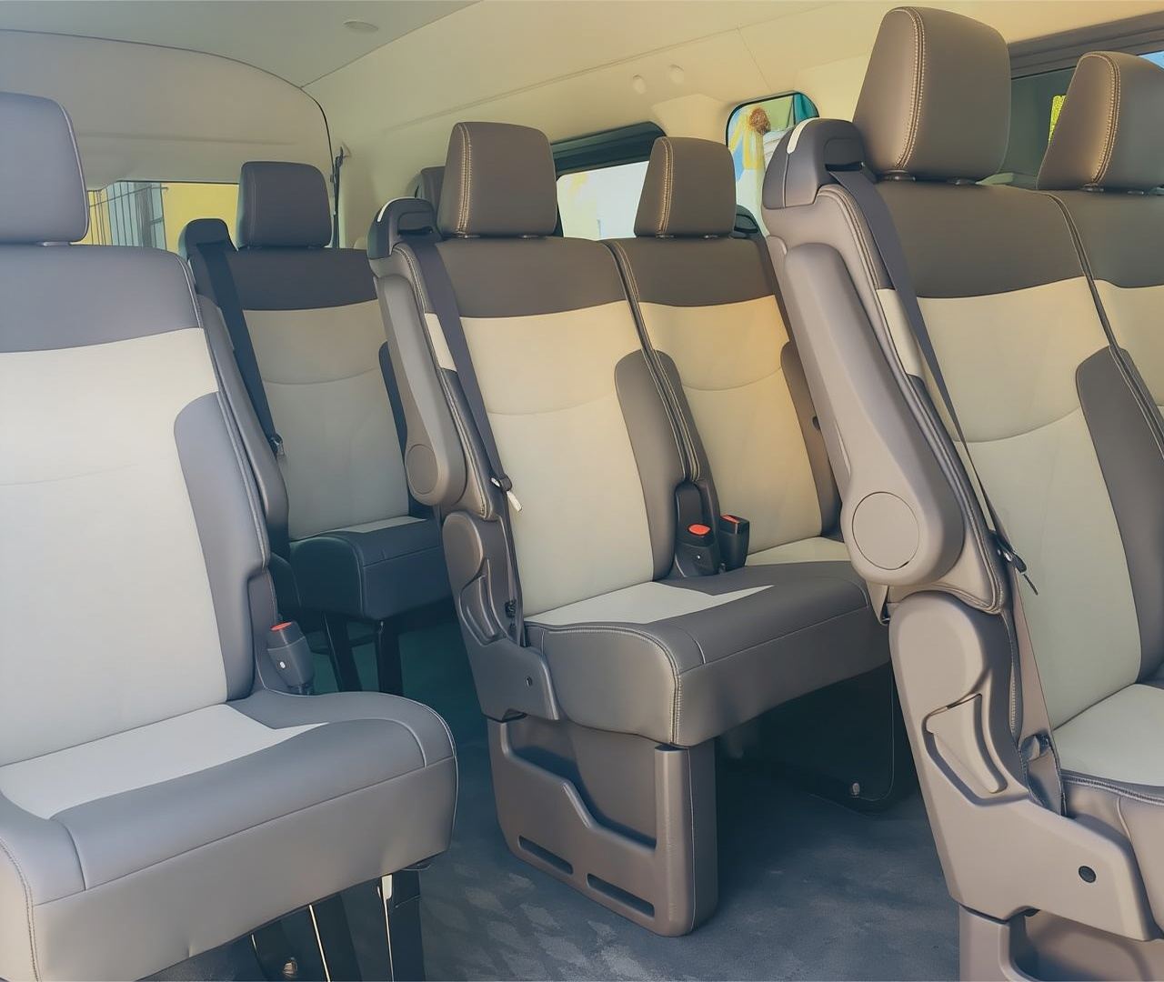 グアテマラシティ：アンティグアへの片道乗合送迎