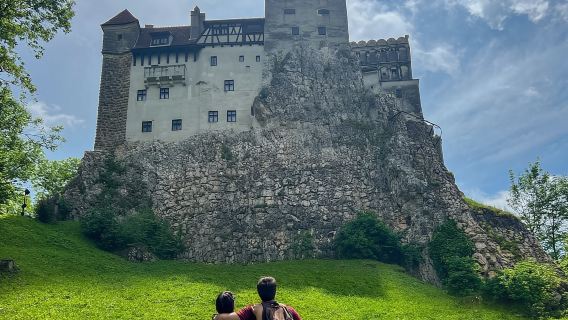 Brasov: Castillos de Peles y Bran + Excursión de un día a la Academia Nevermore