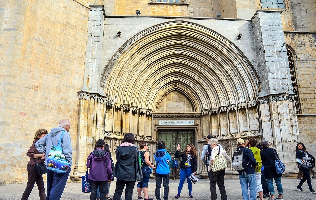 Excursión de un día a Barcelona, Gerona y Figueres con entrada al Teatro-Museo Dalí y lugares de rodaje de Juego de Tronos