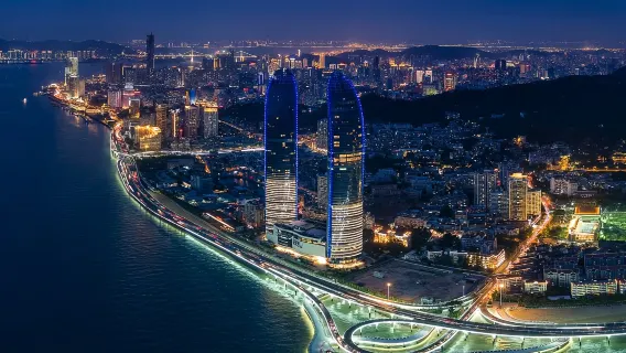 廈門の夜を彩る豪華クルーズ「Lujiang Yujian 77」：絶景の港町と美食の饗宴