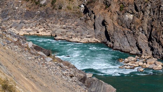 Private guided one-day tour to the first bay of the Yangtze River, Tiger Leaping Gorge, and Shigu Town from Lijiang