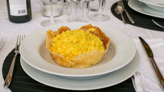 Market tour, cooking class and lunch or dinner at a Cesarina's home in Milan