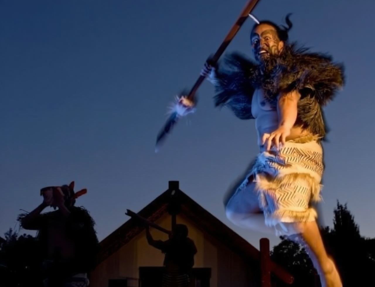 Neuseelands Te Puia – Rotorua, Neuseeland Nacht: Reiseleiter-Tour durch das Maori-Kulturdorf + Maori-Buffet mit Spezialitäten + Haka-Kriegstanz-Vorführung + Geysire + Kiwi-Vogel (Nationalvogel)