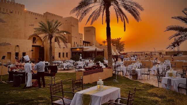 ดูไบ เดซิร์ต ซาฟารี: อาหารเย็นหรูที่ป้อม, เล่นสไลเดอร์บนเนินทราย, ขับรถควอดไบค์