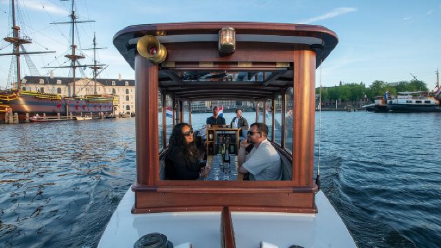 ทัวร์เรือส่วนตัวในอัมสเตอร์ดัม - 90 นาที พร้อมเครื่องดื่มต้อนรับบนเรือสำราญโบราณ