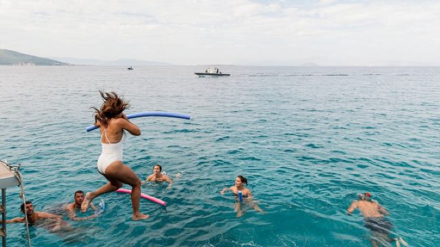 เอเธนส์: ทัวร์ล่องเรือครึ่งวันไปยังหมู่เกาะซารอนิก