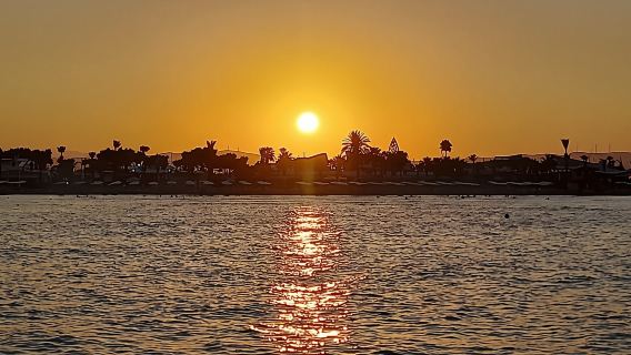 Larnaca: Crucero al atardecer con vino y cervezas ilimitadas