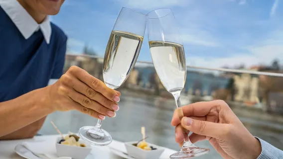 Praga: crociera ecologica serale sul fiume Moldava con Prosecco