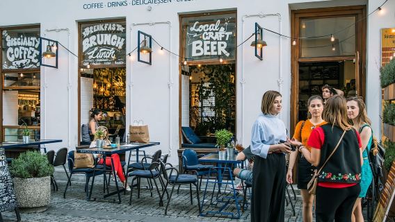 Bucharest Pribadi: Sejarah & Makanan dengan Hidangan Tradisional