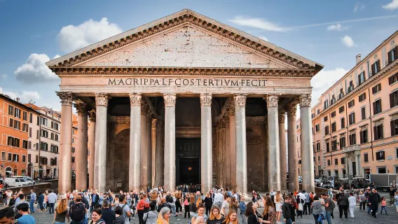 Roma: tour in bus hop-on hop-off + ingresso prioritario al Pantheon