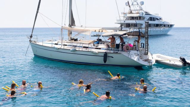 Kapal Layar Kumpulan Kecil Kleftiko dan Gua Sikia Barat Milos