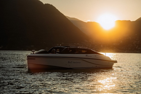 Lawatan Bot Persendirian di Tasik Como