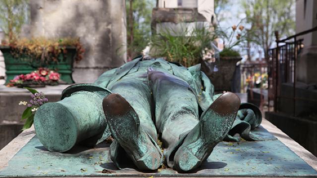 Paris: Famous Graves of Pere Lachaise Cemetery Guided Tour