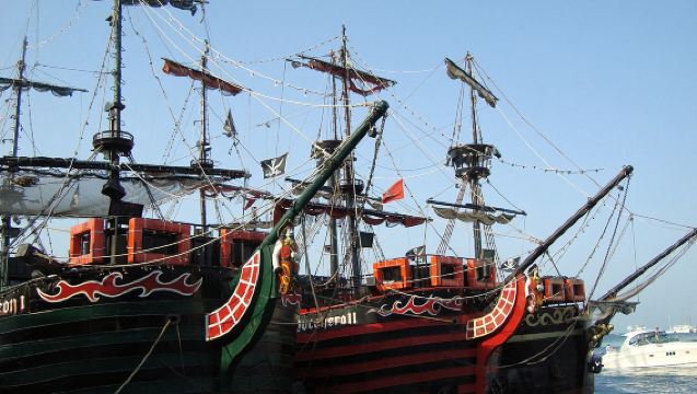Pirate show on Captain Hook's Galleon with dinner