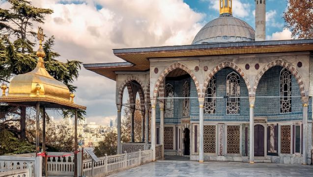 Topkapi Palace and Harem Tour with a Historian Guide and Skip the Line Ticket