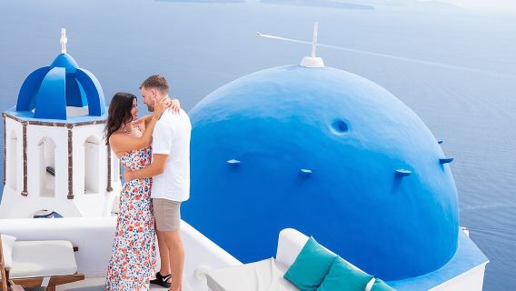 Santorini 2h Photoshoot with a photographer & transportation