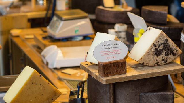 ロンドン美食体験:ボローマーケット美食ツアー【ガイド付き解説/英国風チーズ&フィッシュアンドチップス&手作りチョコレート/バー巡り/テムズ川散策】