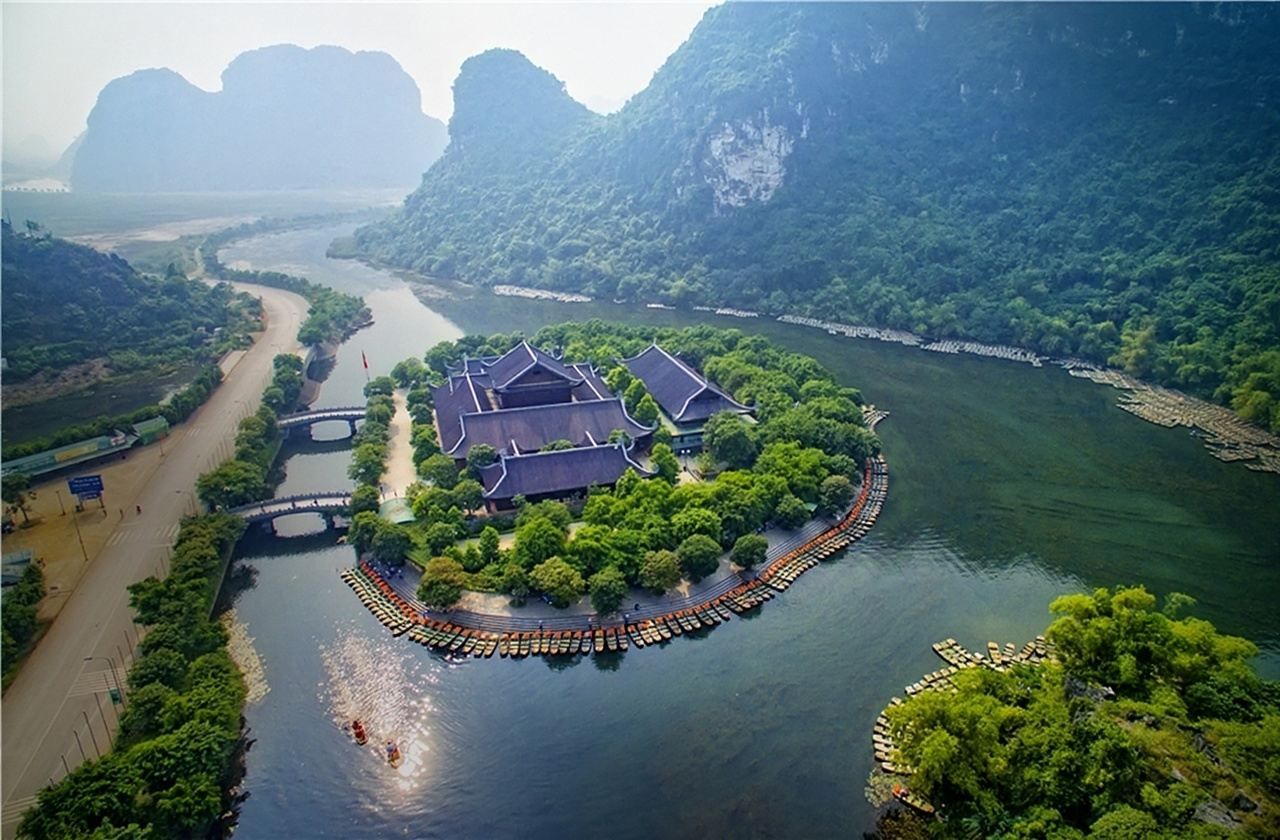 Excursión de día completo a Ninh Binh: Descubre Hoa Lu y Tam Coc desde Hanói
