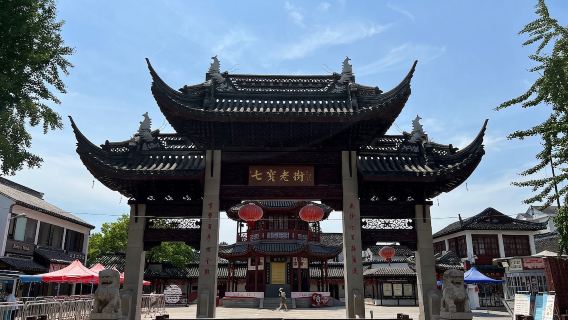 Eatwith Shared Moments – Shanghai – Privater Fahrdienst für junge Paare in Shanghai! Genießen Sie eine komfortable und entspannte Fahrt in der Altstadt von Qibao und kosten Sie authentische lokale Köstlichkeiten!