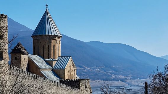 Dari Tbilisi: Tur Ananuri, Gudauri, dan Kazbegi dengan Pemandu