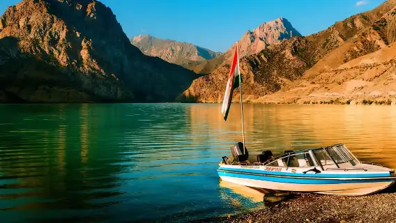 From Samarkand: Day tour to the Tajiksitan Alexander lake.