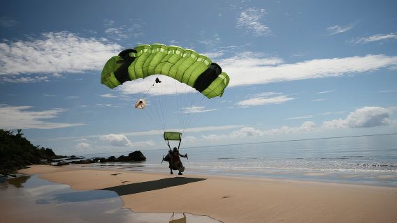 Cairns: Tandem Skydive