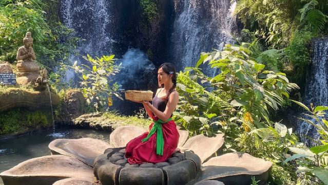 Ceremonia de Purificación Sagrada en la Cascada Taman Beji Griya