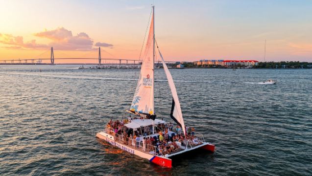 ทัวร์เรือชมพระอาทิตย์ตกที่อ่าวชาร์ลสตัน พร้อมดนตรีและบาร์บนเรือ