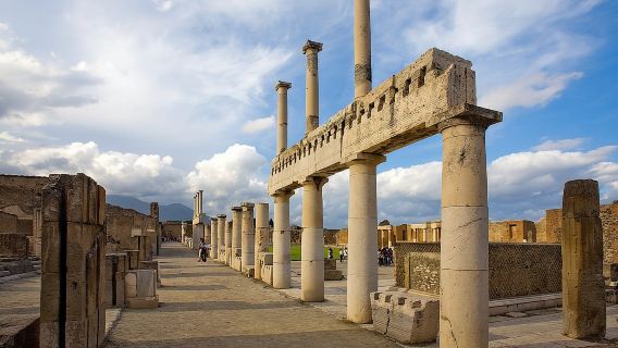 Descubre Pompeya: Excursión de medio día a los lugares más destacados con recogida en Nápoles