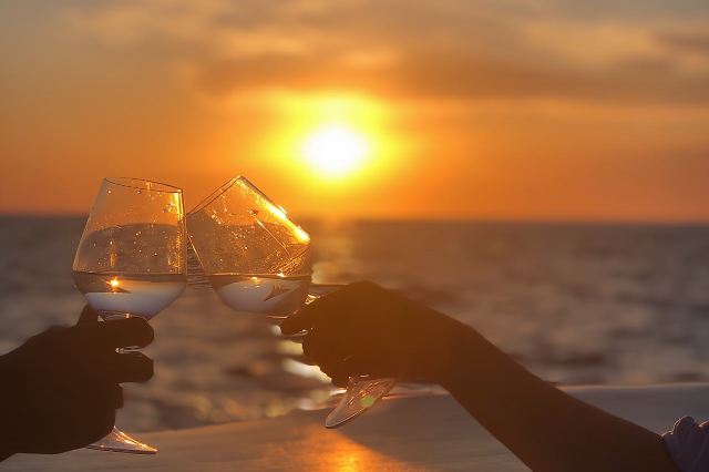 MagiCharter: Alquiler privado de barco a motor al atardecer en Ibiza