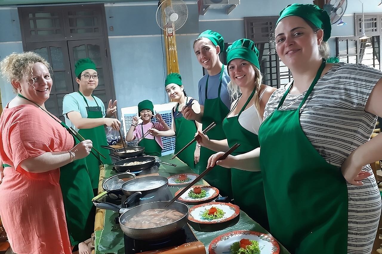 Lezione di cucina vegetariana e attività con la barca a forma di cesto