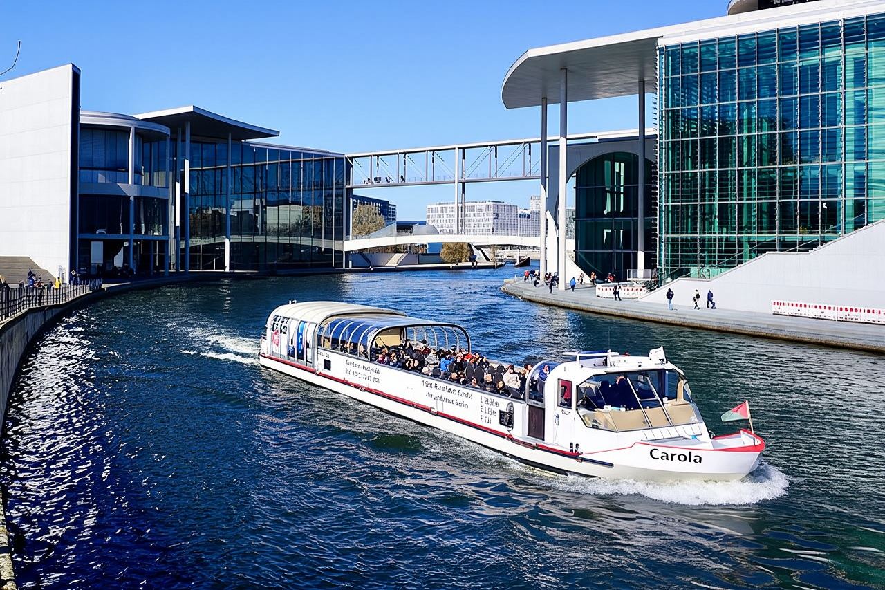 Berlin: 1-hr Boat Tour with Bilingual Live Guide (DE/EN)