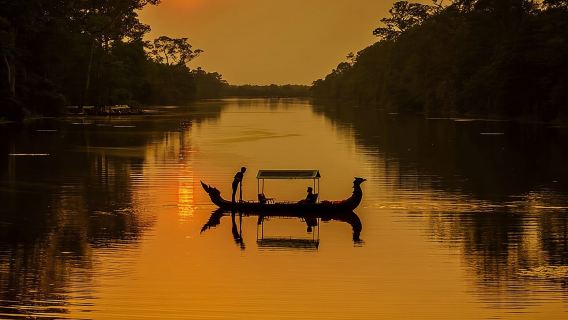 Naik Sepeda dan Gondola di Angkor saat Senja