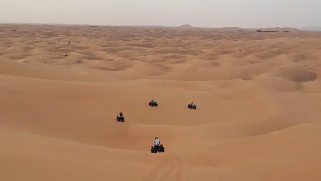 杜拜：獨特的清晨四輪摩托車紅沙丘之旅