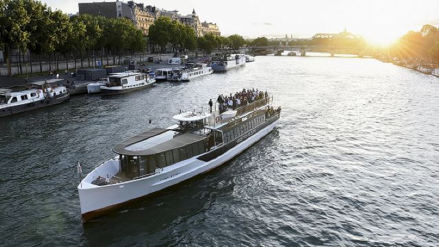 ทัวร์ล่องเรือแม่น้ำแซนพร้อมไกด์โดย Vedettes de Paris