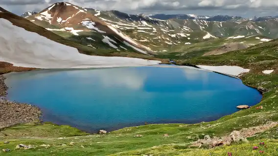 アルメニア日帰りツアー:アンベルド城、アラガツ山、カリ湖