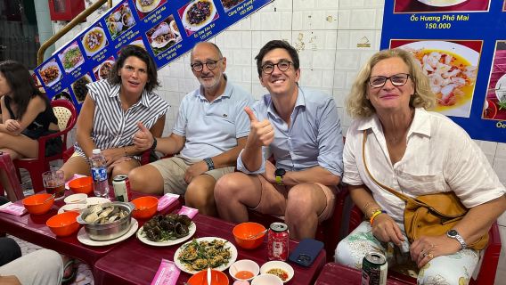 Tur Kuliner Jalanan di Kawasan Kota Tua Hanoi dengan Pemandu Wanita yang Lucu