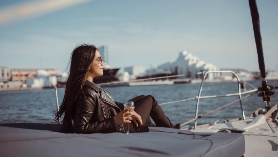 Barcellona: gita in barca al tramonto con vino Cava e snack