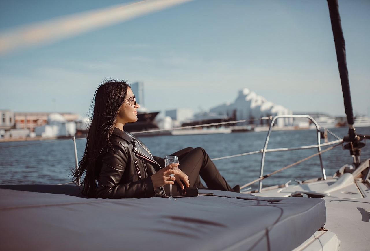 Barcelona: Paseo en barco al atardecer con cava y aperitivos