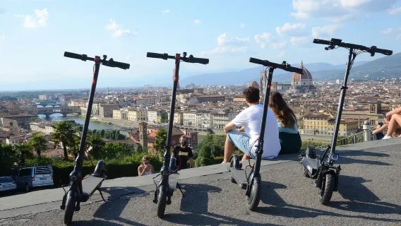 Florenz: Elektroroller-Tour mit Guide