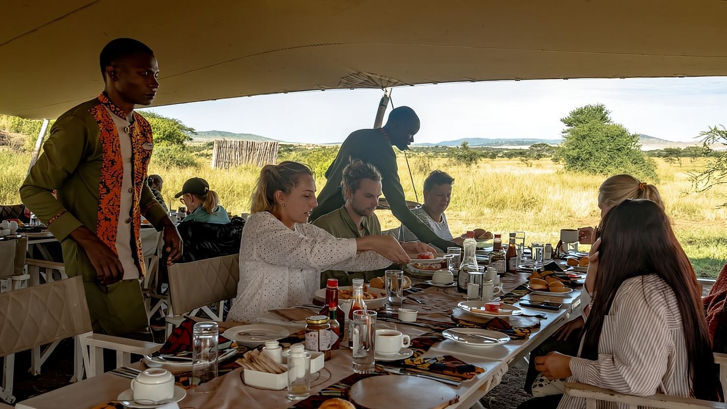 Serengeti: Hot Air Balloon Flight with Champagne Breakfast