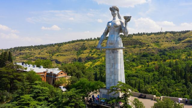 Katedral Tritunggal Kudus + Benteng Narikala + Danau Tbilisi + Alun-alun + Patung + Pemandian Belerang