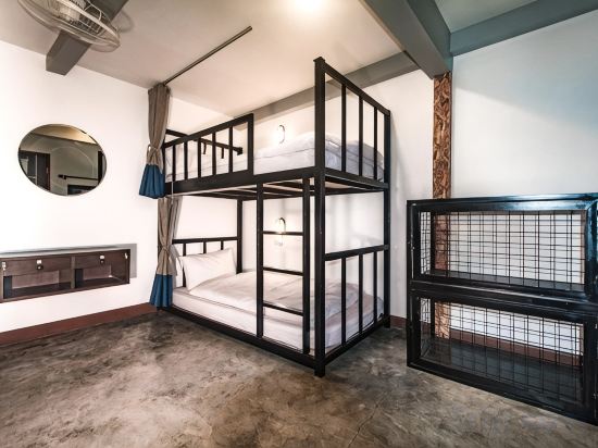 Balcony Party Hostel 18-40 Room Type - Bed In 10 Bed Mixed Dormitory (Mixed Gender)